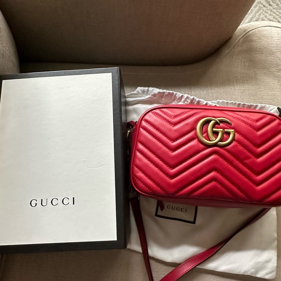 Gucci GG MARMONT MATELASSÉ SMALL SHOULDER BAG - Picture 12 of 12